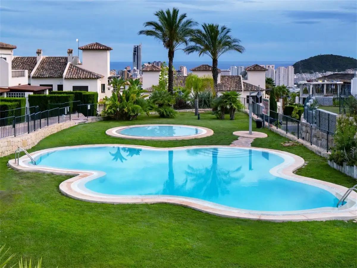 Таун-Хаус в Испании в городе Benidorm 2 спальни с капитальным ремонтом  € 235.000