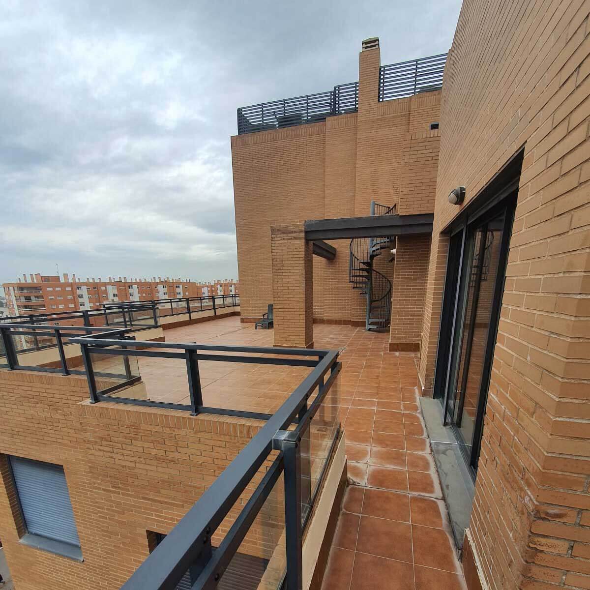 Квартира в Испании в городе Alicante c 4 спальнями в современном доме районе с бассейном