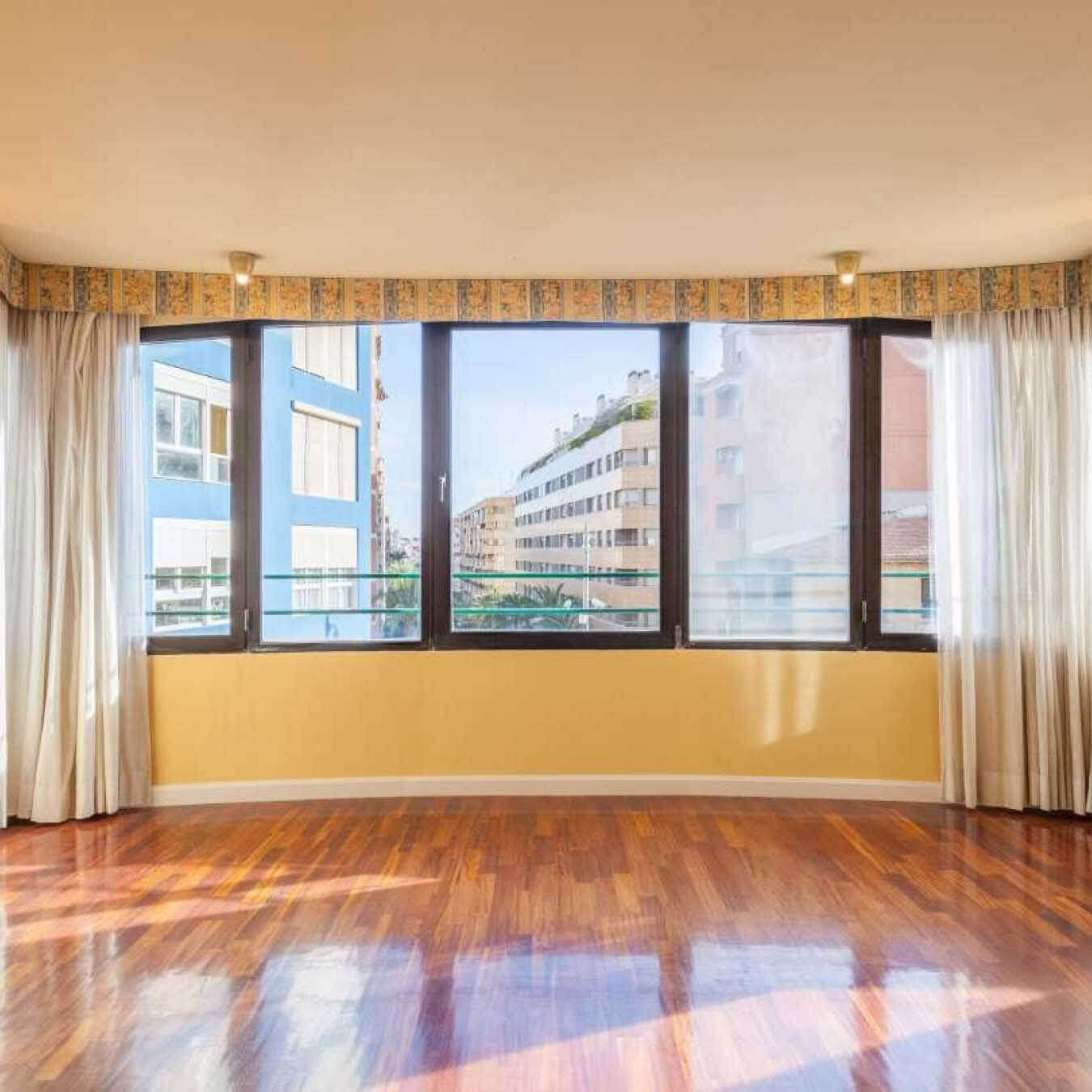 Аренда квартира в Испании в городе Alicante в центре города 3 спальни в два уровня