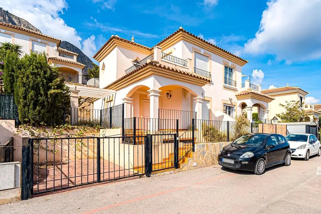 Таун-Хаус в Испании в городе La Nucia 3 спальни, 2 ванных комнаты, паркинг  € 197.000