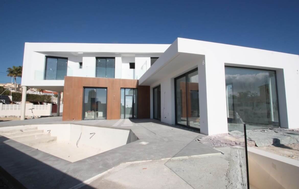 Новая Вилла в Испании в городе Calpe c 4 спальнями в элитном районе с собственным бассейном