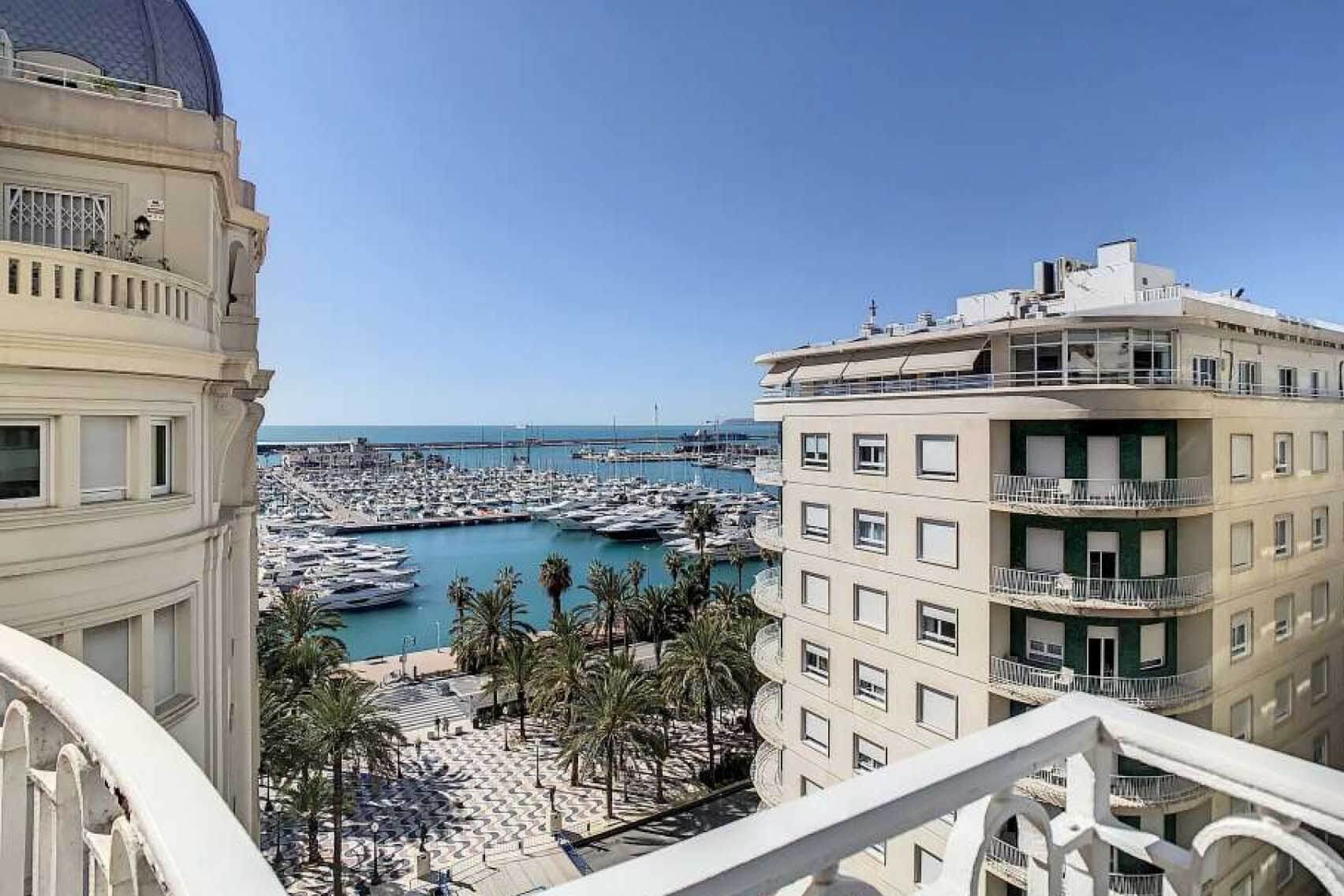 Продажа квартира в Испании в центре города Alicante 2 спальни с хорошим ремонтом с видом на море
